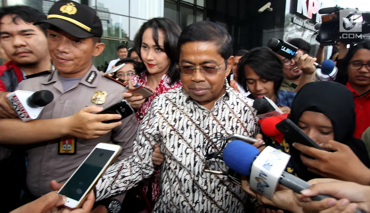 Sekjen Partai Golkar Idrus Marham berusaha menghindari keruman wartawan di Gedung KPK, Jakarta, Senin (11/9). Idrus mengantarkan surat pernyataan sakit Ketua DPR Setya Novanto yang dijadwalkan menjalani pemeriksaan kasus e-KTP. (Liputan6.com/Johan Tallo)