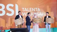 Direktur Utama PT Bank Syariah Indonesia Tbk Hery Gunardi saat (kanan kedua) menyerahkan piagam penghargaan dan simbolis hadiah kepada para pemenang program Talenta Wirausaha BSI (TWB) pada acara Awarding Talenta Wirausaha BSI dan BSI Aceh Muslimpreneur 2023 di Pos Bloc Jakarta, Kamis (12/10).