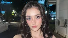Semenjak debut di dunia hiburan, Ranty Maria menjadi salah satu artis yang punya image kalem. Namun, kali ini ia tampil berbeda dengan riasan yang cetar saat menonton konser. Dari keseluruhan makeup yang dipakainya, bulu mata lah yang paling mencuri perhatian. (Liputan6.com/IG/@rantymaria)