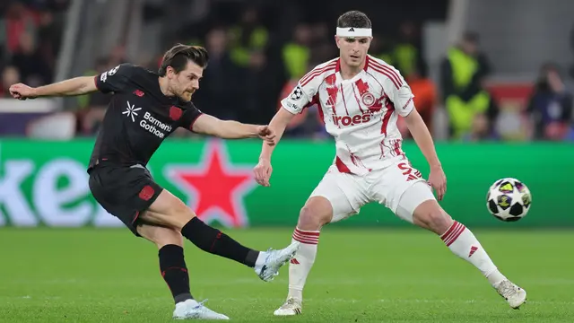 Pemain Olympiacos Lorenzo Pirola (kanan) berebut bola dengan pemain Bayer Leverkusen Jonas Hofmann