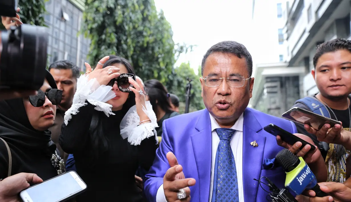 "Kalau normal, bisa Rp 3,2 Miliar bayar saya. Biasanya honor saya bisa Rp 1 M. Honor jadi ikon itu Rp 1 Miliar. Posting produk, per posting Rp 100 juta. Itu aturan manajemen. Tapi aku gak terima sepeserpun dari First Travel," ujar Syahrini.