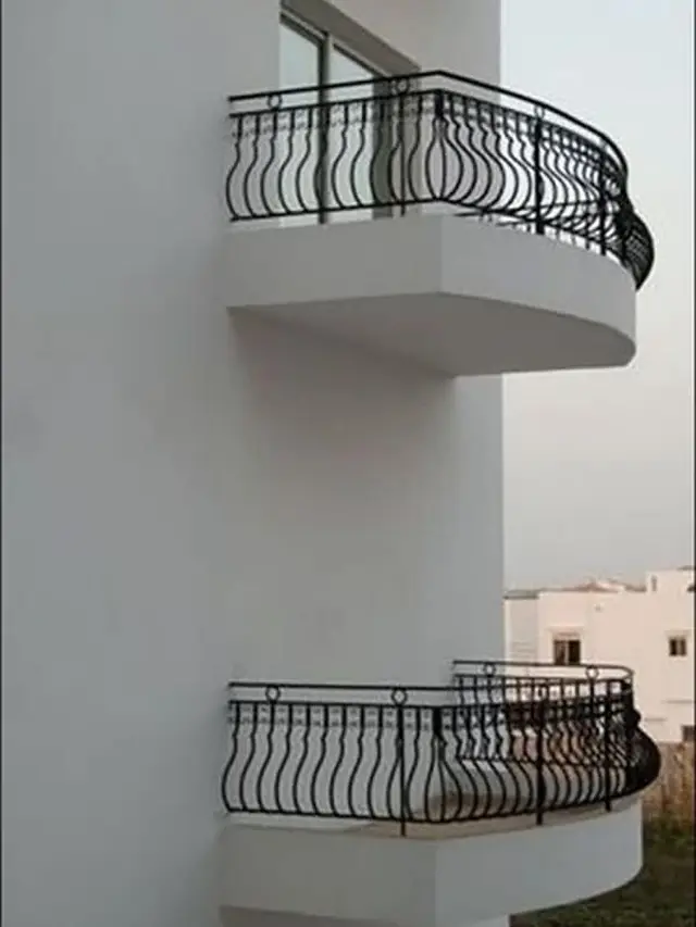 6 Desain Balkon Nyeleneh Tak Punya Fungsi Ini Bikin Geleng Kepala