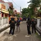 Tim Densus 88 gerebek rumah terduga teroris di Tangerang. (Liputan6.com/Pramita)