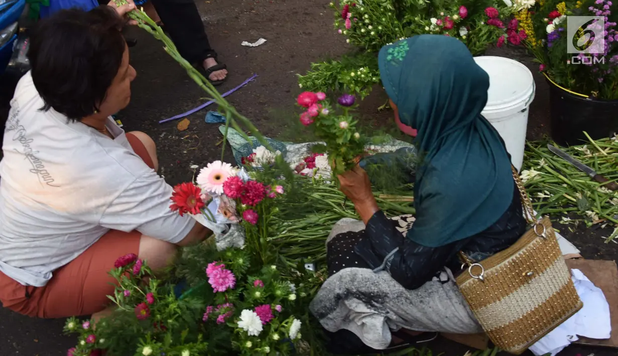 Pedagang dan pembeli bertransaksi bunga untuk hiasan Lebaran di Pasar Peterongan Semarang, Kamis (14/6). Sejumlah pedagang bunga mengaku meraup keuntungan yang cukup besar pada momen menjelang Lebaran kali ini. (Liputan6.com/Gholib)