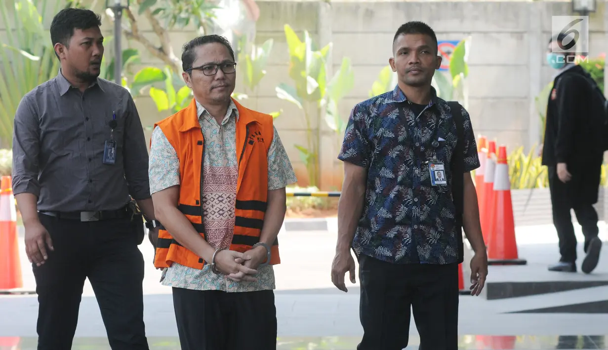 Kepala Bidang Perikanan Tangkap DKP Pemprov Kepri, Budi Hartono (tengah) tiba untuk menjalani pemeriksaan di Gedung KPK, Jakarta, Selasa (6/8/2019). Pemeriksaan dilakukan untuk mendalami kasus dugaan suap izin lokasi rencana reklamasi di wilayah Kepri Tahun 2018/2019. (merdeka.com/Dwi Narwoko)