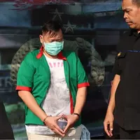 Pihak kepolisian menemukan 3 paket narkoba jenis sabudi kediaman presenter Reza Bukan. Menurut polisi paket itu memiliki berat netto 0,19 gram. (Nurwahyunan/Bintang.com)