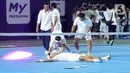 Raffi Ahmad/Dion Wiyoko akhirnya keluar sebagai pemenang dalam pertandingan tenis melawan pasangan Desta Mahendra dan Dikta Wicakson. (Fimela.com/Bambang E Ros)