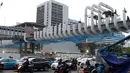 Pengendara melintas di bawah JPO Ratu Plaza di Jalan Jenderal Sudirman, Jakarta, Selasa (11/12). JPO Ratu Plaza merupakan 1 dari 12 JPO di sepanjang jalan Jend Sudirman - MH Thamrin yang masuk dalam proses revitalisasi. (Liputan6.com/Helmi Fithriansyah)
