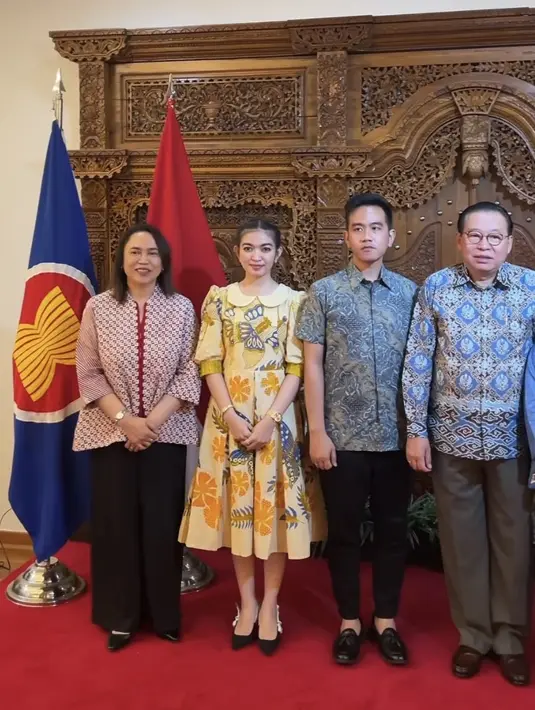 Di hari sebelumnya, Selvi nampak elegan dengan dress batik lengan 3/4, dipadukan kitten heels hitam dari Dior. @indonesiainseoul/@gandisulis