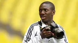 Chelsea&#039;s English midfielder Shaun Wright-Phillips takes a picture during a training session at the Luzhniki stadium in Moscow on the eve of the Champions league final football match against Manchester United on May 20, 2008. AFP PHOTO/Adrian Dennis