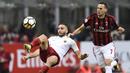 Bek AS Roma, Kostas Manolas, melakukan tendangan salto saat melawan AC Milan pada laga Serie A Italia di Stadion San Siro, Milan, Minggu (1/10/2017). Milan kalah 0-2 dari Roma. (AFP/Miguel Medina)