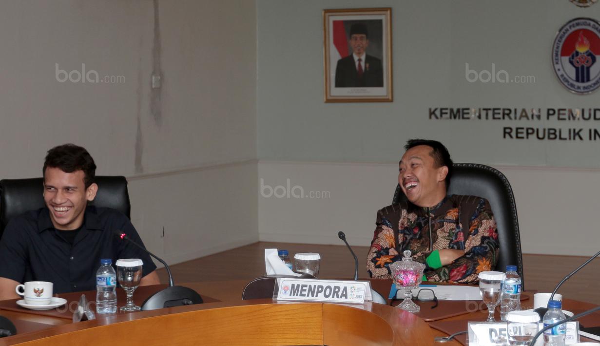 Suasana hangat pada pertemuan Menpora, Imam Nahrawi (kanan) dan Egy Maulana Vikri (kiri) di Kementrian Pemuda dan Olahraga, Jakarta, (5/1/2018). Egy Maulana memiliki peluang bermain di Eropa tahun 2018. (Bola.com/Nicklas Hanoatubun)