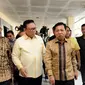 Ketua Dewan Pakar PartaiGolkar, Agung Laksono (kedua kiri) berbincang dengan Ketua Umum, Setya Novanto jelang Rapat Pleno XI Dewan Pakar di Jakarta, Jumat (21/7). Rapat membahas perkembangan strategis aktual. (Liputan6.com/HelmiFithriansyah)