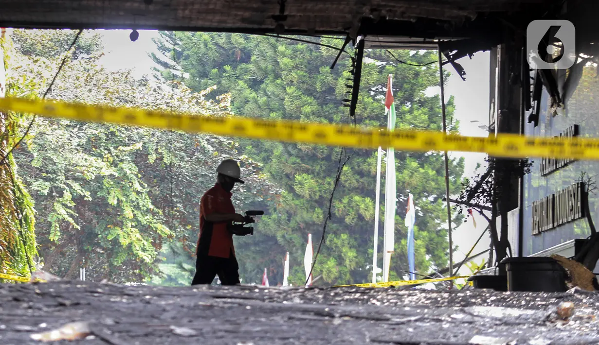 Tim Laboratorium Forensik (Labfor) dan Inafis melakukan olah tempat kejadian perkara (TKP) kebakaran Gedung Kejaksaan Agung, Jakarta, Senin (24/8/2020). Puslabfor Mabes Polri memeriksa seluruh penyebab kebakaran Gedung Kejaksaan Agung. (Liputan6.com/Johan Tallo)