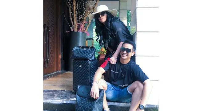 5 Potret Kemesraan Ajun Perwira Bareng Sang Istri, Selalu Tampil Kompak
