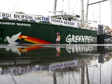 Kapal Greenpeace Rainbow Warrior saat bersandar di Dermaga Terminal Penumpang Nusantara, Tanjung Priok, Jakarta, Senin (23/4). Kapal tersebut tiba di Jakarta setelah hampir dua bulan berlayar dari Indonesia bagian timur. (Liputan6.com/Arya Manggala)