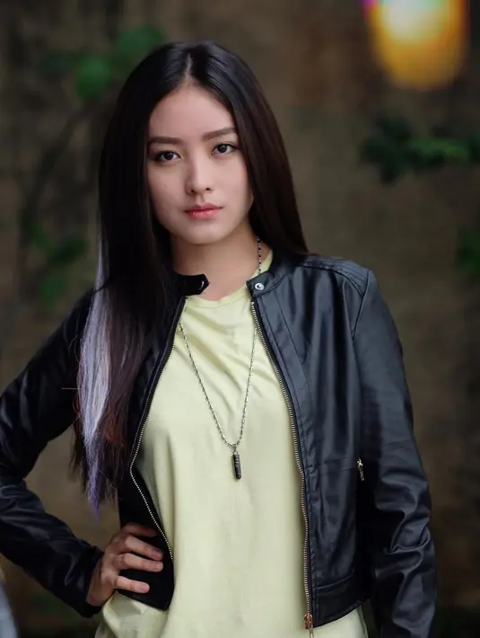 Meski simpel dengan kaos polos dan jaket hitam ini, penampilan bintang sientron "Anak Band" ini tetap banjir pujian. Tak sedikit dari netizen menyebutkan jika ia memiliki wajah yang cantik natural. (Liputan6.com/IG/@natashawilona12)