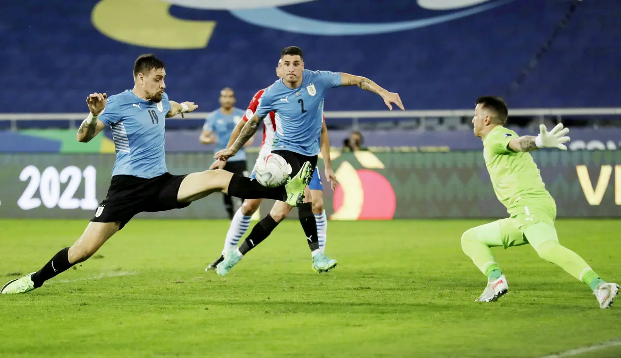 Uruguay tampil dominan dan agresif sejak laga dimulai. Sementara Paraguay bermain bertahan dan berusaha mengandalkan serangan balik. (AP/Silvia Izquierdo)