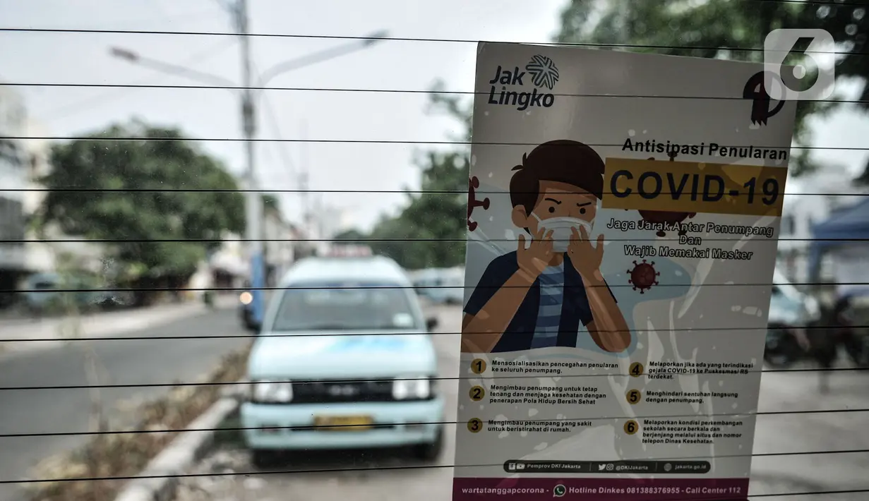 Selebaran info protokol kesehatan COVID-19 terpampang pada kaca belakang angkutan Jak Lingko All New Purwarupa Mikrotrans, Jakarta, Minggu (6/9/2020). All New Purwarupa mampu mengangkut hingga 15 penumpang, namun selama pandemi dibatasi 50 persen atau maksimal 7 orang. (merdeka.com/Iqbal S. Nugroho)
