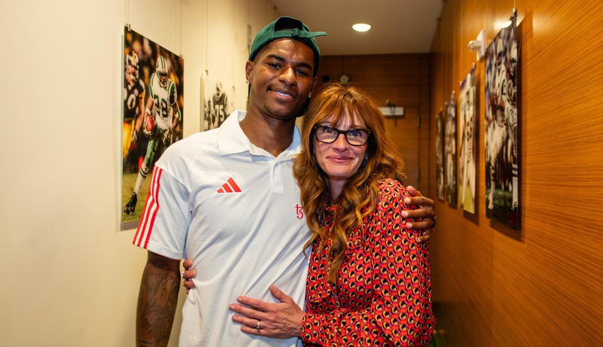 Aktris Hollywood, Julia Roberts (kanan) berfoto bersama dengan pemain Manchester United, Marcus Rashford saat skuad MU melakukan tur pramusim di Amerika Serikat, Minggu (23/07/2023) WIB. (Bola.com/Bagaskara Lazuardi)