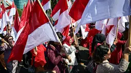 Upacara peringatan HUT ke-80 Kemerdekaan Indonesia di Surabaya dimeriahkan dengan pengibaran bendera Merah Putih di sepanjang jalan utama kota. (Juni KRISWANTO/AFP)