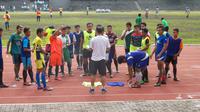 Kas Hartadi memimpin seleksi Kalteng Putra FC di Stadion Sriwedari, Solo, Senin (30/1/2017). (Bola.com/Romi Syahputra)
