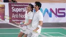 Pasangan selebritas Indonesia, Cinta Brian (kanan) dan Callista Arum melakukan selebrasi setelah mencetak poin saat laga bulu tangkis nomor ganda campuran Turnamen Olahraga Selebriti Indonesia (TOSI) di GOR UNJ, Rawamangun, Jakarta, Minggu (30/07/2023). Cinta/Callista berhasil menjadi juara setelah mengalahkan pasangan Vicky Nitinegoro dan Hesti Purwadinata dua set langsung (21-15, 21-15) pada babak final. (Bola.com/Bagaskara Lazuardi)