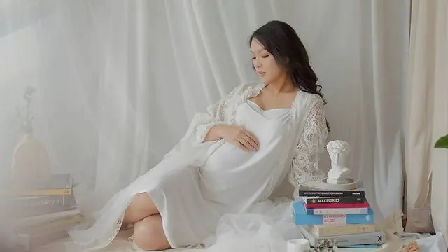 Siap Sambut Anak Pertama, Ini 6 Potret Maternity Shoot Ana Riana Serba Putih