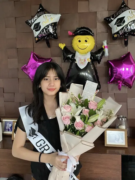 Anak kedua Ersa, baru saja lulus dari bangku SMP dan akan melanjutkan ke jenjang SMA. Ia pun telah melaksanakan kelulusannya.  (@ersamayori)