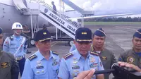 Komandan Pangkalan Angkatan Udara Sam Ratulangi (Danlanudsri) Manado, Kolonel Penerbang Arifaini Nur Dwiyanto menjelaskan hasil operasi kilat badik 2017 (Liputan6.com / Yoseph Ikanubun) 