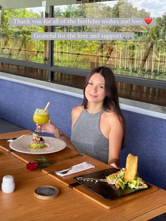 Ria Andrews juga mendapat banyak ucapan dari teman, kerabat dan para followersnya di media sosial. Ia membalasnya dengan foto cantik dan ucapan terima kasih. [Instagram @ria.travelwithmeri]