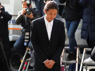 Penyanyi Korea Selatan, Jung Joon Young tiba untuk menjalani pemeriksaan di Kantor Polisi Metro Seoul, Kamis (14/3). Jung Joon Young dituduh melakukan rekaman  secara ilegal dan membagikannya di media sosial. (REUTERS/Kim Hong-Ji)