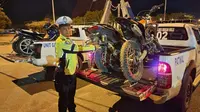 Personel Satuan Lalu Lintas menindak sepeda motor yang menggunakan knalpot brong atau bising. (Liputan6.com/M Syukur)