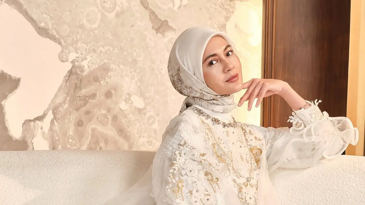 Gaya Elegan Nuansa Putih Paula Verhoeven, Inspirasi Tampilan Lebaran