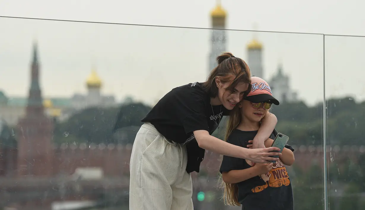 Warga berswafoto di sebuah taman di Moskow, Rusia (8/7/2020). Rusia melaporkan 6.562 kasus baru COVID-19 dalam 24 jam terakhir, sehingga totalnya bertambah menjadi 700.792, demikian disampaikan pusat tanggap coronavirus negara tersebut dalam pernyataannya pada Rabu (8/7). (Xinhua/Evgeny Sinitsyn)