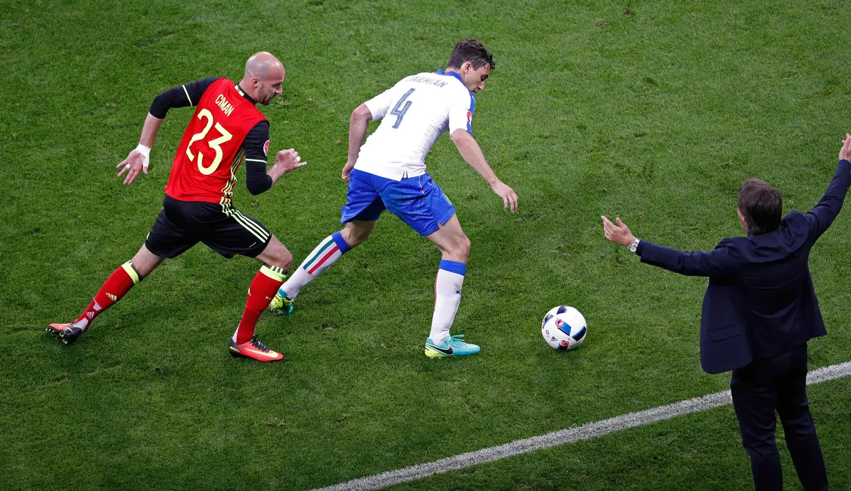 Bek Italia, Matteo Darmian (tengah) berusaha mengontrol bola dari kawalan bek Belgia, Laurent Ciman pada pertandingan grup E Piala Eropa di Stade de Lyon, Prancis, (14/6). Italia menang atas Belgia dengan skor 2-0. (REUTERS/Max Rossi)