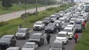<p>Pedagang menawarkan daganganya ke para pemudik di Jalan tol Cikopo - Palimanan KM 73, Purwakarta, Jawa Barat, Sabtu (30/4/2022). Padatnya arus lalu lintas ruas tol trans jawa, membuat pedagang asongan turun ke jalan. (Liputan6.com/Herman Zakharia)</p>