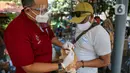 Paramedis dari pusat kesehatan hewan (Puskeswan) Dinas Ketahanan, Pertanian, dan Perikanan Kota Adm. Jakarta Selatan menyuntikkan vaksin anti rabies secara gratis di kawasa Tebet, Jakarta, Sabtu (31/10/2020). (Liputan6.com/Faizal Fanani)