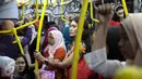 Penumpang wanita saat naik bus Transjakarta, Selasa (8/9/2015). PT Transportasi Jakarta (Transjakarta) telah membentuk Tim Pengamanan Operasional untuk mengatasi kejahatan dan pelecehan seksual guna memberi rasa aman penumpang.(Liputan6.com/Faizal Fanani)