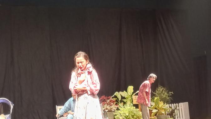 <p>Aktor Sanggar Sastra Hima PS-PBSI FKIP Universitas Batanghari (UNBARI) mementaskan naskah Petang di Taman karya Iwan Simatupang di Gedung Teater Arena Taman Budaya Jambi, Rabu (12/10/2022) malam. Selain untuk ajang kreatifitas, pementasan teater ini juga sebagai medium promosi kampus. (Liputan6.com/Gresi Plasmanto)</p>
