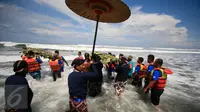 Abdi dalem melarung sesaji pada prosesi labuhan alit di Pantai Parangkusumo, Yogyakarta, Minggu (8/5). Ritual yang digelar setiap tanggal 30 bulan Rajab dalam kalender Jawa ini memperingati bertahtanya Sri Sultan Hamengku Buwono X. (Foto: Boy Harjanto)