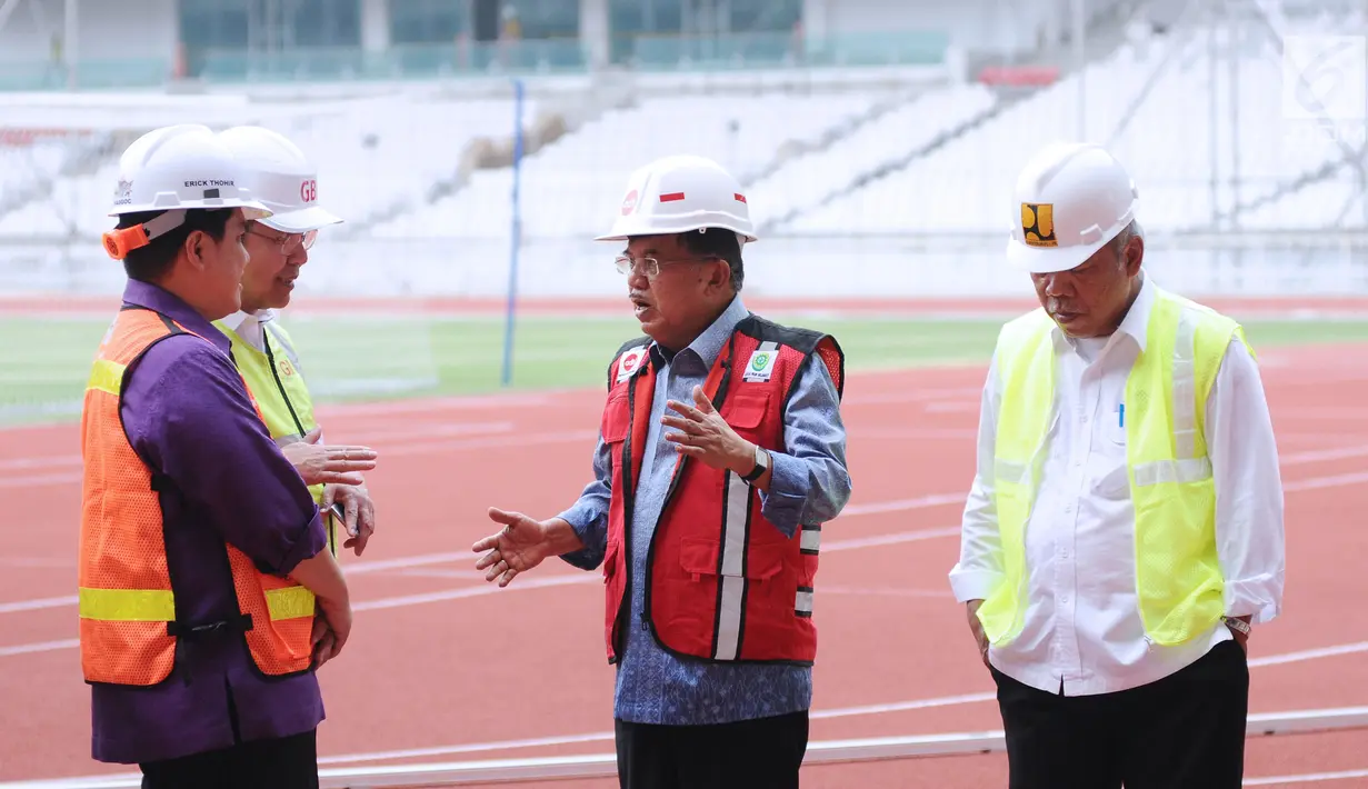 Wapres Jusuf Kalla (kedua kanan) saat meninjau progres renovasi Stadion Utama GBK, Jakarta, Selasa (3/10). Wapres Jusuf Kalla juga meninjau progres renovasi venue yang ada di Kawasan Gelora Bung Karno. (Liputan6.com/Helmi Fithriansyah)