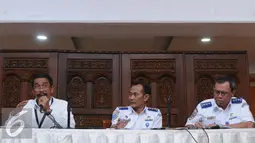 Direktur Umum Lion Air Edward Sirait (kiri) bersama Ka Biro Komunikasi dan Informasi Publik Kemenhub, Hemi Pamuraharjo bersiap memberi keterangan usai melakukan pertemuan tertutup di Kemenhub, Jakarta, Selasa (2/8). (Liputan6.com/Helmi Fithriansyah)