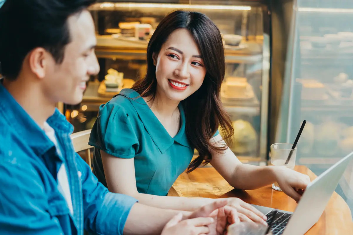 perempuan dan pasangan di kafe laptop