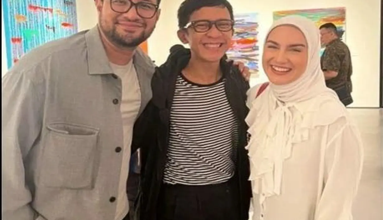 Potret Irish Bella dan Ammar Zoni dan juga pemeran dan komedian Aming yang juga hadir dalam acara pameran lukisan tersebut. [Instagram/calistamarshanda]