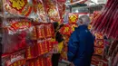 Para pembeli melihat dekorasi Tahun Baru Imlek yang dijual di sebuah kios pinggir jalan di Distrik Sham Shui Po, Hong Kong, 18 Januari 2023. Tahun Baru Imlek 2023 yang disebut Tahun Kelinci akan jatuh pada tanggal 22 Januari. (AP Photo/Anthony Kwan)