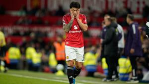 Lisandro Martinez dari Manchester United bereaksi setelah menerima kartu merah selama pertandingan Premier League antara Manchester United dan Leeds di Manchester, Inggris, Selasa (14-4-2026) dini hari WIB. (AP Photo/Dave Thompson)