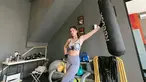 Siapa sangka, saking sungguh-sungguhnya, wanita keturunan India, Hongaria, Ceko, Malaysia, Batak, Aceh ini juga punya peralatan gym di rumah pribadinya. Mulai dari samsak gantung, barbel tersedia untuk menunjang gym di rumah. (Liputan6.com/IG/@tengkudewiputri_tdp)