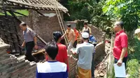 Rumah warga Jember rusak setelah diguncang gempa Situbondo. (Liputan6.com/Dian Kurniawan)