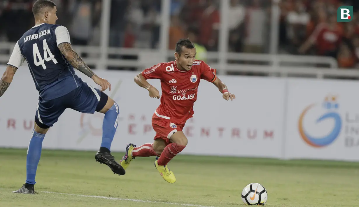 Gelandang Persija Jakarta, Riko Simanjuntak, berusaha melewati bek Arema FC, Arthur Cunha, pada laga Liga 1 di SUGBK, Jakarta, Sabtu (31/3/2018). Persija menang 3-1 atas Arema FC. (Bola.com/M Iqbal Ichsan)